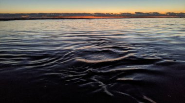 Swamis Sahili 'nin erimiş kayaları 50 yıl önce Swamis Resif Sörf Parkı Encinitas California' daki sahil dalgaları tarafından düzleştirilmiş ve şekillendirilmiş gerçekten erozyon kontrol kayalarıdır..