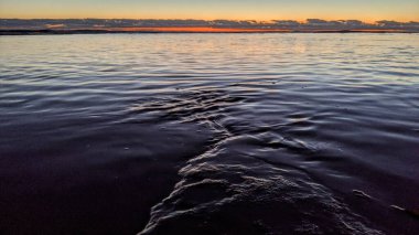 Swamis Sahili 'nin erimiş kayaları 50 yıl önce Swamis Resif Sörf Parkı Encinitas California' daki sahil dalgaları tarafından düzleştirilmiş ve şekillendirilmiş gerçekten erozyon kontrol kayalarıdır..