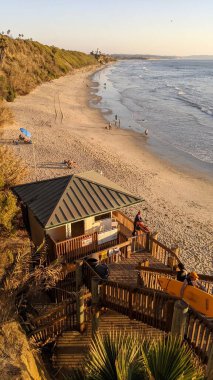 Swamis Sahili 'nin erimiş kayaları 50 yıl önce Swamis Resif Sörf Parkı Encinitas California' daki sahil dalgaları tarafından düzleştirilmiş ve şekillendirilmiş gerçekten erozyon kontrol kayalarıdır..