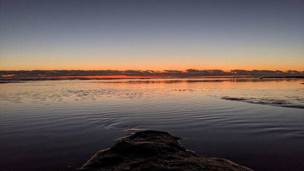 Южная Калифорния пляжные пейзажи с закатами, серферы, бассейны приливов, пальмы и природные скульптурные пляжные скалы на берегу в Swamis Reef Surf Park Encinitas Калифорния.
