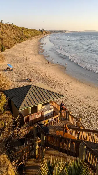 San Diego yakınlarındaki Güney Kaliforniya plajları. Günbatımları, sörfçüler, gelgit havuzları, palmiye ağaçları ve Encinitas kıyılarındaki Swamis Resif Sörf Parkı 'ndaki serin dalgalar..