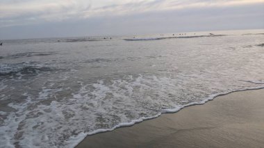 San Diego yakınlarındaki Güney Kaliforniya plajları. Encinitas kıyılarındaki Swamis Resif Sörf Parkı 'nda gün batımları, sörfçüler, gelgit havuzları ve palmiye ağaçları.