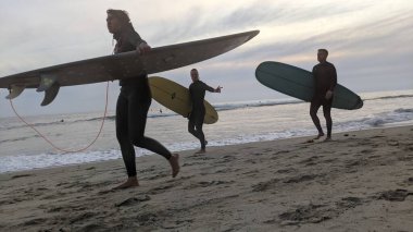 Güney Kaliforniya 'da günbatımları, sörfçüler, gelgit havuzları, palmiye ağaçları ve San Diego' nun 25 mil kuzeyindeki Encinitas sahilindeki Swamis Kayalık Sörf Parkı 'ndaki plaj soyutlamaları gizli plajlar..