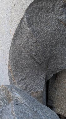 Swamis Sahili 'nin erimiş kayaları eşsiz ve serin! 50 yıl önce kıyıya bırakılan erozyon kontrol kayaları Swamis Resif Sörf Parkı Encinitas California 'daki dalgalar tarafından sanatsal olarak pürüzsüz hale getirildi..