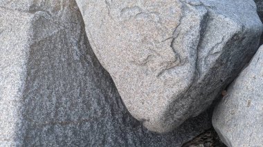 Swamis Sahili 'nin erimiş kayaları eşsiz ve serin! 50 yıl önce kıyıya bırakılan erozyon kontrol kayaları Swamis Resif Sörf Parkı Encinitas California 'daki dalgalar tarafından sanatsal olarak pürüzsüz hale getirildi..