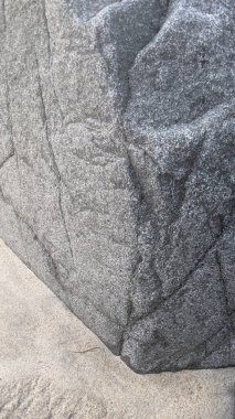 Swamis Sahili 'nin soğuk erimiş kayaları. 50 yıl önce kıyı şeridi boyunca uzanan okyanus dalgası erozyon kontrol taşları şimdi Swamis Resif Sörf Parkı Encinitas California 'daki antik nehir kayalarıyla çevrili soyut heykellere benziyor..