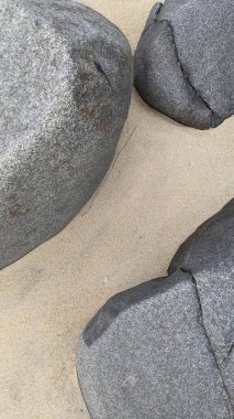 Swamis Sahili 'nin Erimiş Kayalıkları. 50 yıl önce Swamis Resif Parkı Encinitas 'taki sörf karışımında eski nehir taşlarıyla çevrili erozyon kontrol kayaları kıyıya bırakıldı..