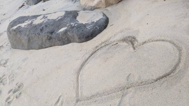 Swamis Sahili 'nde Sunset Sky. Güney Kaliforniya 'nın ücra kumsalları, gün batımları, sörfçüler, gelgit havuzları, dalgalar yontulmuş kayalar, palmiye ağaçları ve San Diego' nun 25 mil kuzeyindeki Encinitas Kayalık Sörf Parkı 'nda şiddetli kış fırtınaları..