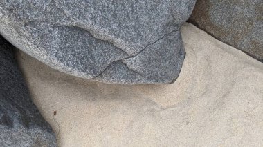 Swamis Sahili 'nin erimiş kayaları eşsiz ve serin! 50 yıl önce kıyıya bırakılan erozyon kontrol kayaları Swamis Resif Sörf Parkı Encinitas California 'daki dalgalar tarafından sanatsal olarak pürüzsüz hale getirildi..
