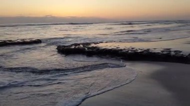 San Diego 'nun 25 mil kuzeyinde Encinitas sahilindeki Swamis Resif Sörf Parkı' nda güzel günbatımları, gelgit havuzları, palmiye ağaçları ve plaj kayaları olan gözlerden uzak plajlar..