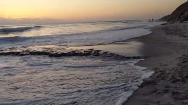 San Diego 'nun 25 mil kuzeyinde Encinitas sahilindeki Swamis Resif Sörf Parkı' nda güzel günbatımları, gelgit havuzları, palmiye ağaçları ve plaj kayaları olan gözlerden uzak plajlar..