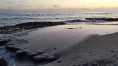 San Diego 'nun 25 mil kuzeyinde Encinitas sahilindeki Swamis Resif Sörf Parkı' nda güzel günbatımları, gelgit havuzları, palmiye ağaçları ve plaj kayaları olan gözlerden uzak plajlar..