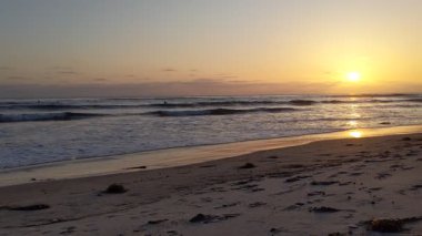 San Diego 'nun 25 mil kuzeyinde Encinitas sahilindeki Swamis Resif Sörf Parkı' nda güzel günbatımları, gelgit havuzları, palmiye ağaçları ve plaj kayaları olan gözlerden uzak plajlar..