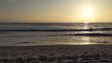 San Diego 'nun 25 mil kuzeyinde Encinitas sahilindeki Swamis Resif Sörf Parkı' nda güzel günbatımları, gelgit havuzları, palmiye ağaçları ve plaj kayaları olan gözlerden uzak plajlar..