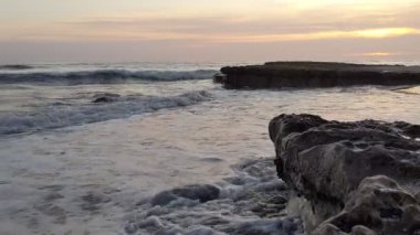 San Diego 'nun kuzeyindeki Güney Kaliforniya plaj sahneleri - Encinitas California' daki Swamis Resif Sörf Parkı 'ndaki altın günbatımları, sörfçüler, gelgit havuzları, dalgalar, kayalar, kumlu plajlar ve palmiye ağaçları.