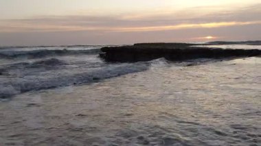 San Diego 'nun kuzeyindeki Güney Kaliforniya plaj sahneleri - Encinitas California' daki Swamis Resif Sörf Parkı 'ndaki altın günbatımları, sörfçüler, gelgit havuzları, dalgalar, kayalar, kumlu plajlar ve palmiye ağaçları.