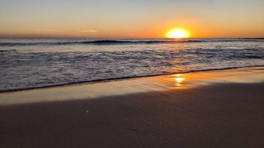 Swamis Sahili 'nde Sunset Sky. Güney Kaliforniya 'nın ücra kumsalları, günbatımları, sörfçüler, gelgit havuzları, dalgalar yontulmuş kayalar, palmiye ağaçları ve San Diego' nun 25 mil kuzeyindeki Encinitas Kayalık Sörf Parkı 'ndaki kış fırtınaları..