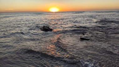 Günbatımında Güney Kaliforniya plaj sahneleri. Swamis Resif Parkı Encinitas California 'da okyanus resifi gel-git havuzları, dalgalar ve karanlık gökyüzü..