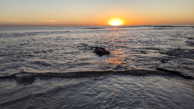 Günbatımında Güney Kaliforniya plaj sahneleri. Swamis Resif Parkı Encinitas California 'da okyanus resifi gel-git havuzları, dalgalar ve karanlık gökyüzü..