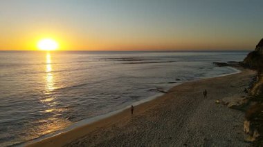 San Diego 'nun kuzeyindeki Güney Kaliforniya plaj sahneleri - Encinitas California' daki Swamis Resif Sörf Parkı 'ndaki altın günbatımları, sörfçüler, gelgit havuzları, dalgalar, kayalar, kumlu plajlar ve palmiye ağaçları.