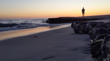 Güney Kaliforniya 'da günbatımları, dalgalar, sörfçüler, gelgit havuzları, palmiye ağaçları ve San Diego' nun 25 mil kuzeyindeki Encinitas sahilindeki Swamis Resif Sörf Parkı 'ndaki plaj soyutlamaları gözlerden uzak plajlar vardı..