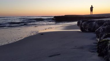 Güney Kaliforniya 'da günbatımları, dalgalar, sörfçüler, gelgit havuzları, palmiye ağaçları ve San Diego' nun 25 mil kuzeyindeki Encinitas sahilindeki Swamis Resif Sörf Parkı 'ndaki plaj soyutlamaları gözlerden uzak plajlar vardı..