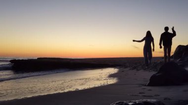 Güney Kaliforniya 'da günbatımları, dalgalar, sörfçüler, gelgit havuzları, palmiye ağaçları ve San Diego' nun 25 mil kuzeyindeki Encinitas sahilindeki Swamis Resif Sörf Parkı 'ndaki plaj soyutlamaları gözlerden uzak plajlar vardı..