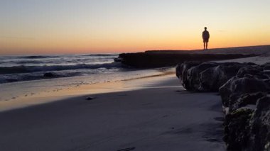 Güney Kaliforniya 'da günbatımları, dalgalar, sörfçüler, gelgit havuzları, palmiye ağaçları ve San Diego' nun 25 mil kuzeyindeki Encinitas sahilindeki Swamis Resif Sörf Parkı 'ndaki plaj soyutlamaları gözlerden uzak plajlar vardı..