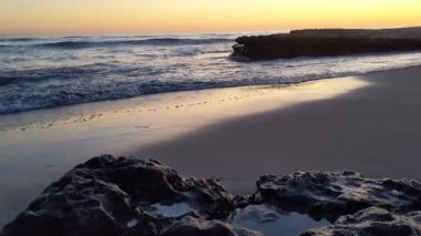 Güney Kaliforniya 'da günbatımları, dalgalar, sörfçüler, gelgit havuzları, palmiye ağaçları ve San Diego' nun 25 mil kuzeyindeki Encinitas sahilindeki Swamis Resif Sörf Parkı 'ndaki plaj soyutlamaları gözlerden uzak plajlar vardı..