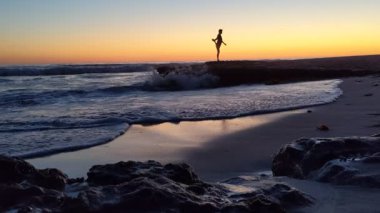 Güney Kaliforniya 'da günbatımları, dalgalar, sörfçüler, gelgit havuzları, palmiye ağaçları ve San Diego' nun 25 mil kuzeyindeki Encinitas sahilindeki Swamis Resif Sörf Parkı 'ndaki plaj soyutlamaları gözlerden uzak plajlar vardı..