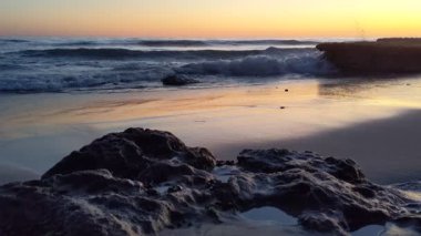 Güney Kaliforniya 'da günbatımları, dalgalar, sörfçüler, gelgit havuzları, palmiye ağaçları ve San Diego' nun 25 mil kuzeyindeki Encinitas sahilindeki Swamis Resif Sörf Parkı 'ndaki plaj soyutlamaları gözlerden uzak plajlar vardı..