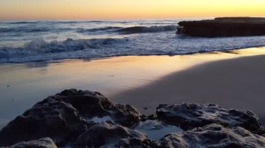 Güney Kaliforniya 'da günbatımları, dalgalar, sörfçüler, gelgit havuzları, palmiye ağaçları ve San Diego' nun 25 mil kuzeyindeki Encinitas sahilindeki Swamis Resif Sörf Parkı 'ndaki plaj soyutlamaları gözlerden uzak plajlar vardı..