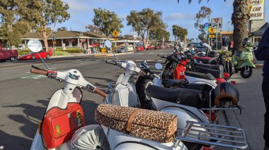Encinitas California 'da 101. sahil yolunda klasik arabalar..