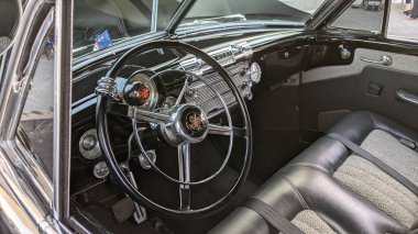 Encinitas California 'da 101. sahil yolunda klasik arabalar..