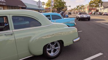 Encinitas California 'da 101. sahil yolunda klasik arabalar..