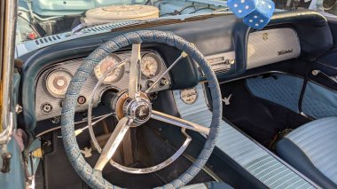 Encinitas California 'da 101. sahil yolunda klasik arabalar..