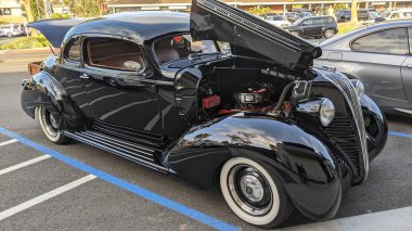 Encinitas California 'da 101. sahil yolunda klasik arabalar..