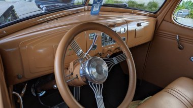 Encinitas California 'da 101. sahil yolunda klasik arabalar..