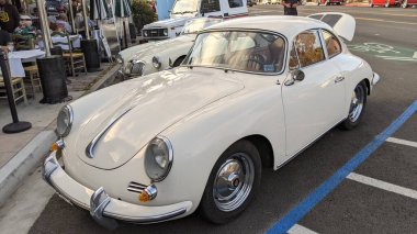 Encinitas California 'da 101. sahil yolunda klasik arabalar..