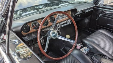 Encinitas California 'da 101. sahil yolunda klasik arabalar..