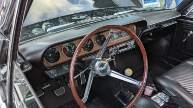 Encinitas California 'da 101. sahil yolunda klasik arabalar..