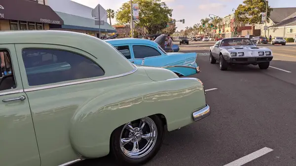 Encinitas California 'da 101. sahil yolunda klasik arabalar..