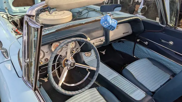 Encinitas California 'da 101. sahil yolunda klasik arabalar..