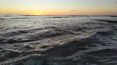 Güney Kaliforniya plaj sahnesi 4K video gelgit havuzları, soyut kaya oluşumları, okyanus dalgaları, sörf tahtaları ile sörfçüler Swamis Resif Parkı Encinitas California 'da sıcak güneşli gökyüzü.