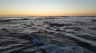 Güney Kaliforniya plaj sahnesi 4K video gelgit havuzları, soyut kaya oluşumları, okyanus dalgaları, sörf tahtaları ile sörfçüler Swamis Resif Parkı Encinitas California 'da sıcak güneşli gökyüzü.