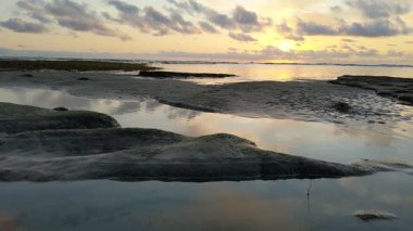 Güney Kaliforniya plaj sahneleri gelgit havuzları, soyut kaya oluşumları, okyanus dalgaları sörf tahtaları, gün batımı siluetleri ve Swamis Resif Parkı Encinitas California 'da sıcak şeftali rengi gökyüzü..