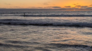 Swamis Resif Sörf Parkı, Ay ışığı, Cardiff ve Encinitas California 'daki diğer benzersiz plajlarda güneşli Güney Kaliforniya sahneleri, sörfçüler, gelgit havuzları, serin kayalar ve palmiye ağaçları..
