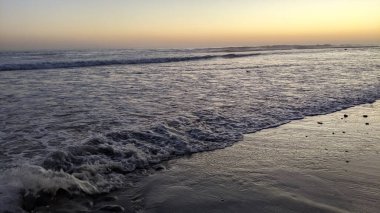 Güney Kaliforniya 'da tenha plajlar, gün batımları, sörfçüler, gelgit havuzları ve palmiye ağaçları Encinitas California' daki Swamis Resif Sörf Parkı 'nda.