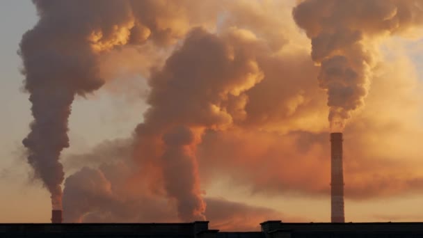 煙突の映像を吸ってる 環境汚染 二酸化炭素排出 地球温暖化 スローズームイン — ストック動画