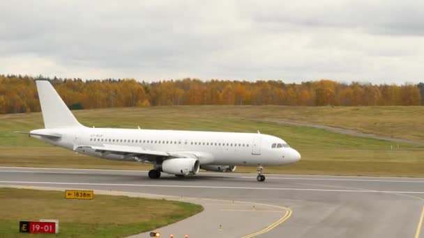 Vilnius Lithuania November 2022 White Boeing Plane Any Trademarks Rolls — Vídeo de Stock
